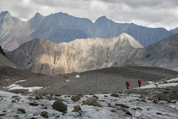 Turistas en las montañas de Siberia Oriental Ridge Kodarsky — Foto de Stock