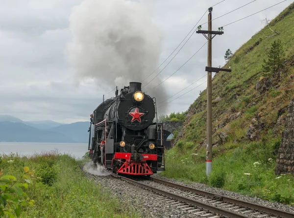 Velha locomotiva a vapor na Circum-Baikal Railway — Fotografia de Stock