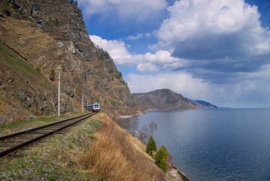 Deniz Baykal güneyinde çevre-Baykal yolda demiryolu otobüs 