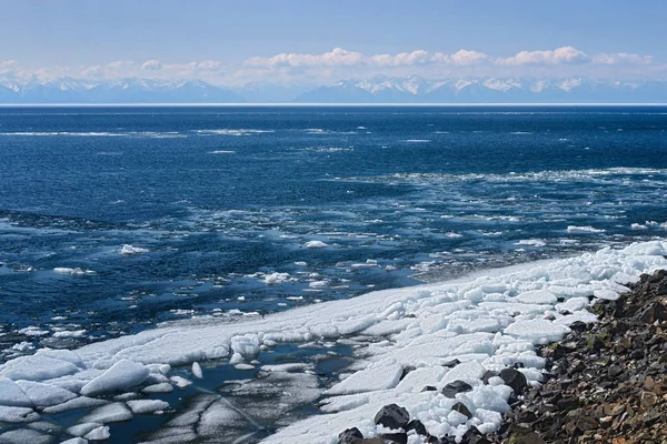 Primavera no sul do Lago Baikal perto da ferrovia Circum-Baikal — Fotografia de Stock