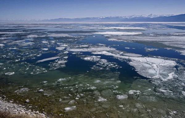 Lago Baikal a principios de mayo —  Fotos de Stock