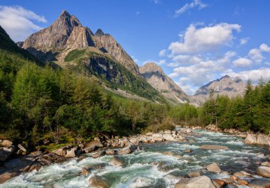 Sibirya, transbaikalia dağlarında kodar Nehri orta sakukan