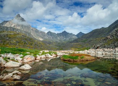 küçük bir göl Dağları