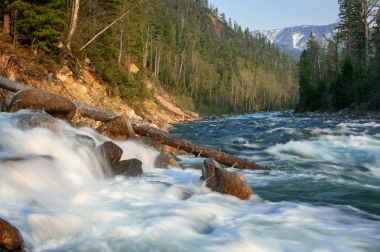 Akşam Khamar-Daban dağlarda Selenginka River