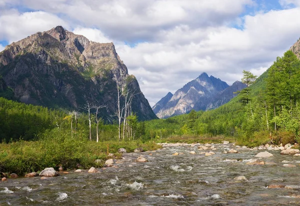 Річка Середнього Sakukan Kodar Гори Сибіру Забайкалля — стокове фото