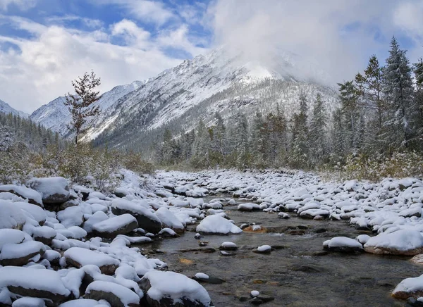 Nieve Septiembre Tunkinskie Cresta Sayan Oriental — Foto de Stock