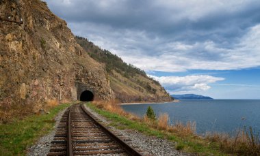 Nehir Snegnaya dağlarda ridge Khamar-Daban, Pribaikalie, Doğu Sibirya