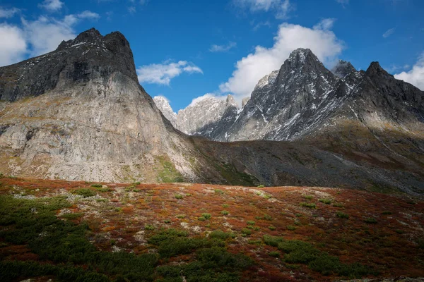 Mountain range Royal Throne on Kodar Ridge in Eastern Siberia, Irkutsk region — Stock Image Mountain Range Royal Throne Kodar Ridge Eastern Siberia Irkutsk Region Stock Image