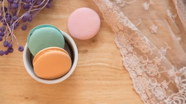 Eski vintage tarzı çocuk menüsü ve serbest zaman için mevcut üzerinde snack tatlı tatlı ile Fransızca macaroons