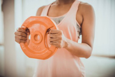 Sportif kadın spor salonunda ağırlık ile egzersiz.