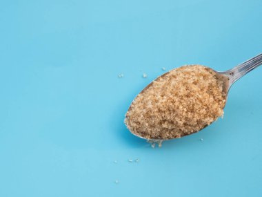 mavi arka plan üzerinde kahverengi şeker 