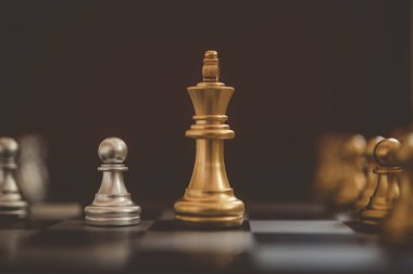 Satranç oyun rekabet iş kavramı, mücadele ve sorunlar, sorunlar çevreleyen gelen tehditlere karşı karşıya. Oyunlar kavramı altında sergilendi.