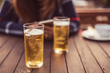akşam yemeği saatinde iki bardak bira 