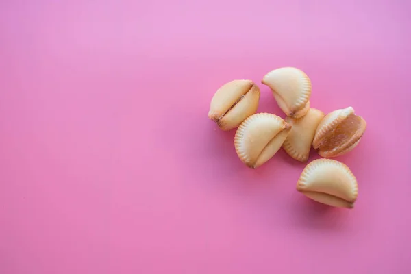 Kakor Fyllda Med Ananas Frukt Rosa Bakgrund — Stockfoto