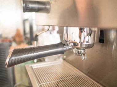 bir kafede kahve el.