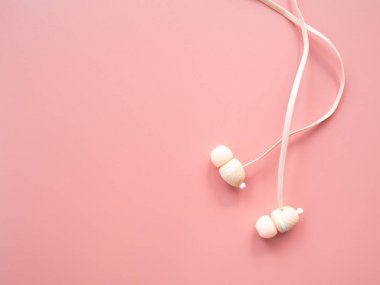 Tatlı tonlarda pembe kulaklıklar