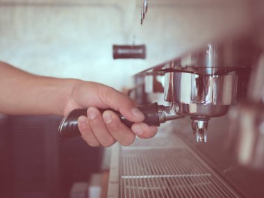 bir kafede kahve el.