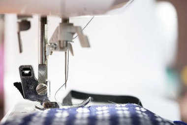 Kadın el yapımı el işi projeleri maske takıyor. Corona virüsü koruması için ev yapımı tıbbi maske. Evde Covid-19 yüz maskesi dikiyorum..