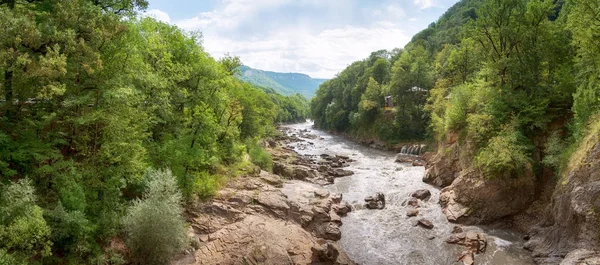 Gebirgsfluss Belaya in der Republik Adygäa, Russland — Stockfoto