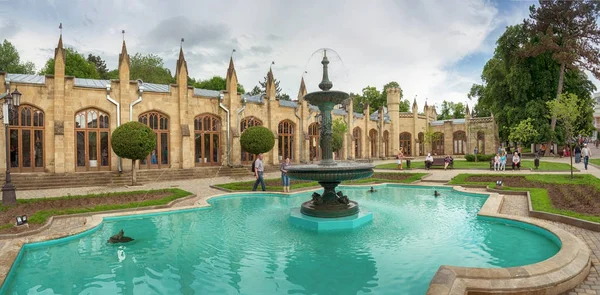 Brunnen in der Nähe des Gebäudes der Narzan-Galerie in Kislowodsk panor — Stockfoto