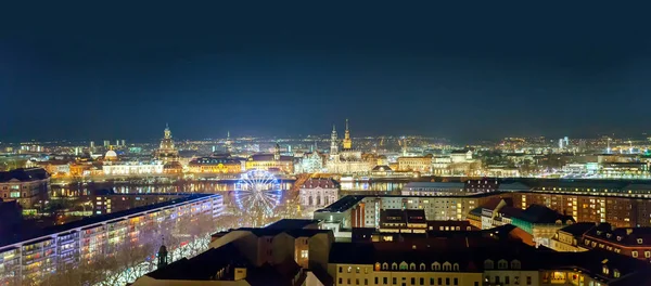 Dresden, Németország, 2017 decemberében éjszakai látképe — Stock Fotó