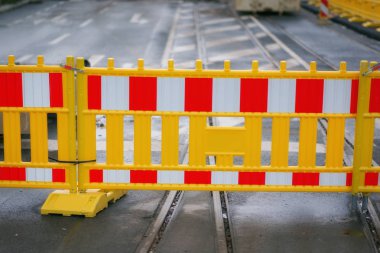 Şehir caddesinde yol çalışması çit