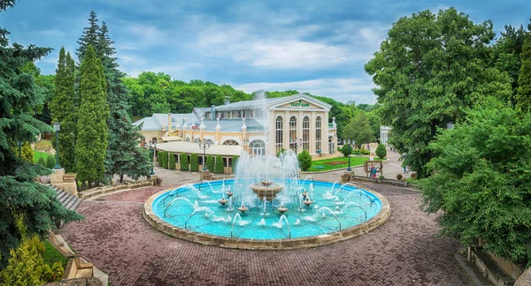 Brunnen am Eingang des Kurortniy (glavny) Parks. essentuki, rus — Stockfoto