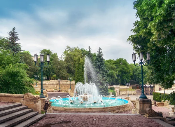 Brunnen am Eingang des Kurortniy (glavny) Parks. essentuki, rus — Stockfoto