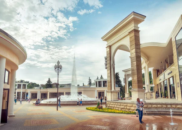 Fuente en Kislovodsk, Rusia, 10 de junio de 2017 —  Fotos de Stock