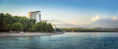 Pitsunda tatil köyünün panoramik manzarası. Kumsal ve oteller. Abhazya - 28 Ağustos 2019