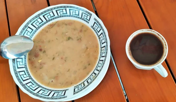 Minestra Georgiana Piatto Sul Tavolo Una Tazza Caffè — Foto Stock