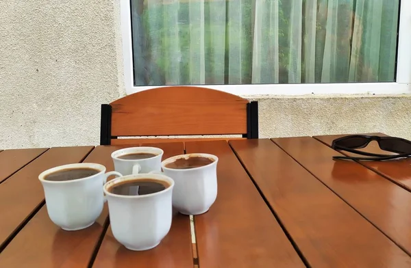 Una Mesa Marrón Hay Cuatro Tazas Café Aromático Lado Están —  Fotos de Stock