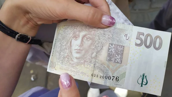 Geldschein Mit Fünfhundert Tschechischen Kronen Der Hand Des Mädchens — Stockfoto