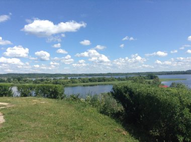 Yazın yüksek gölün manzarası.
