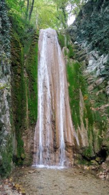 Dağlarda berrak suyu olan küçük bir şelale..