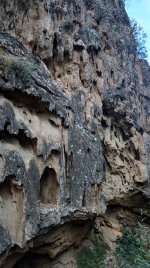 Dağlarda alışılmadık taş yapısı.