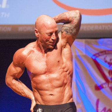 Erkek vücut geliştirmeci onun en iyi Şampiyonası'nda Sahne Alanı'nda gösterir