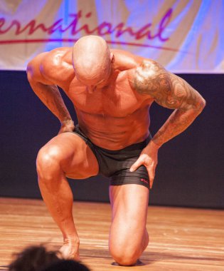 Erkek vücut geliştirmeci onun en iyi Şampiyonası'nda Sahne Alanı'nda gösterir