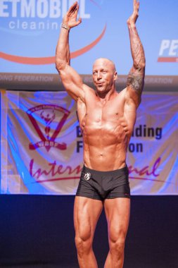 Erkek vücut geliştirmeci onun en iyi Şampiyonası'nda Sahne Alanı'nda gösterir