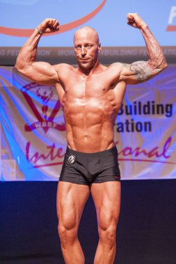 Erkek vücut geliştirmeci onun en iyi Şampiyonası'nda Sahne Alanı'nda gösterir
