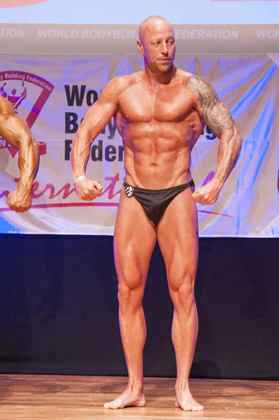 Mannelijke bodybuilder buigt zijn spieren en toont zijn beste lichaamsbouw — Stockfoto