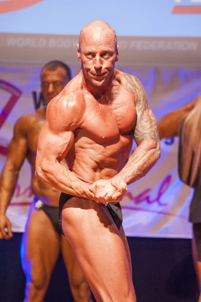 Mannelijke bodybuilder buigt zijn spieren en toont zijn beste lichaamsbouw — Stockfoto