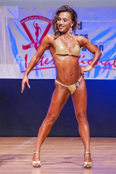 Kvinnlig figur modell visar henne bästa Championship på scenen — Stockfoto