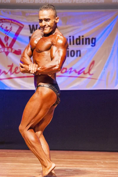 Bodybuilder masculin fléchit ses muscles pour montrer son physique — Photo