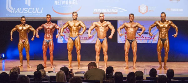 Bodybuilders masculins fléchissent leurs muscles et montrent leur meilleure physiqu — Photo