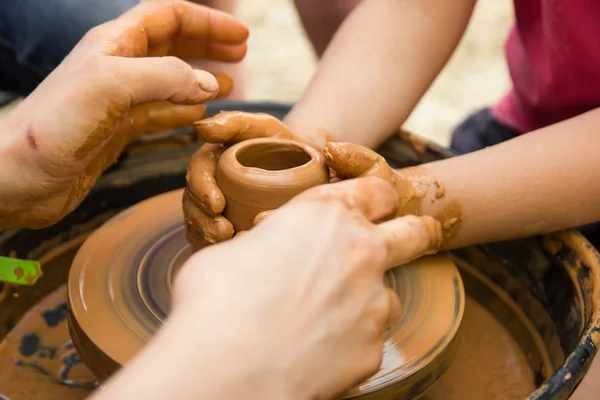 Een close-up van het keramische productieproces op Potters Wheel met kinderen. Clay ambachten met Kids concept. — Stockfoto