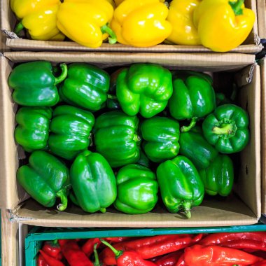 Pazarlarda sarı yeşil ve kırmızı biber ile karton kutular