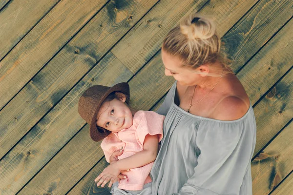 Känslor porträtt mormor och hans barnbarn i lantlig stil muslin kläder på grön trä bakgrund. Familjebegreppet. Selektivt mjukt fokus. — Stockfoto