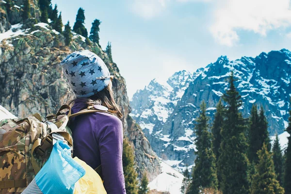 Ταξίδι κορίτσι με σακίδιο πεζοπορίας στα βουνά, έννοια της ελευθερίας. Οι άνθρωποι της πεζοπορίας στην Ασία. Όμορφη νεαρή γυναίκα ταξιδιώτη με ένα σακίδιο κοιτάζει την κορυφή του βουνού πριν από την αναρρίχηση — Φωτογραφία Αρχείου