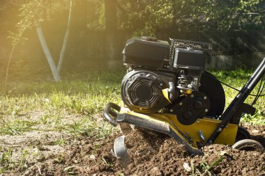 Bahar bahçesi motor ekicisi çalışıyor.